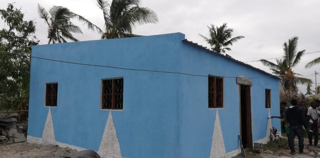 Neue Häuser mit festen Mauern für alte Menschen, die Opfer des Zykons Idai geworden sind - das Leben kehrt nach Beira zurück